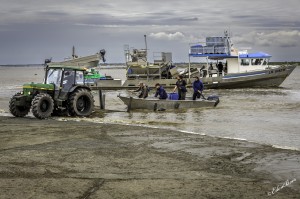 Frankrijk, Port du Pavé - Charron, vissers komen aan wal.